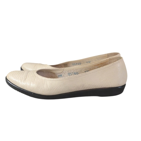 Salvatore Ferragamo Women's Wedge Flats Cream Snake Embossed Flat Shoe 8.5 - Picture 5 of 11